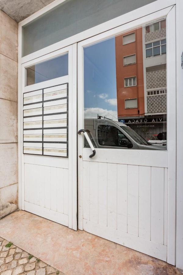Stroll To Coffee Shops Near A Renovated Hillside Apartment In Graca Lissabon Buitenkant foto