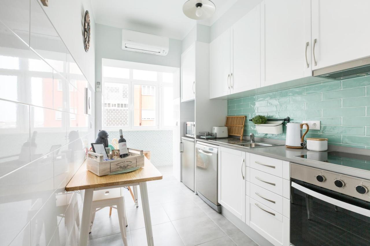 Stroll To Coffee Shops Near A Renovated Hillside Apartment In Graca Lissabon Buitenkant foto