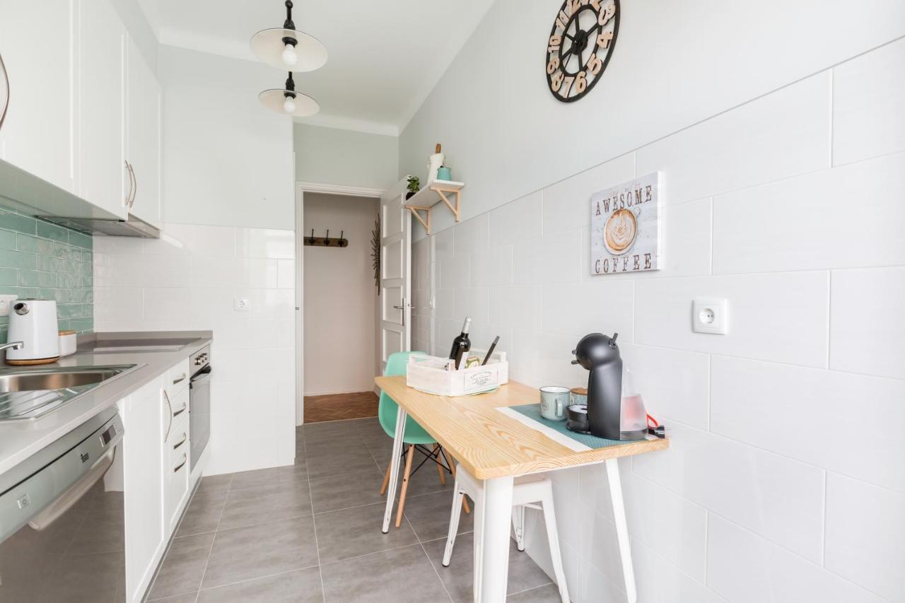 Stroll To Coffee Shops Near A Renovated Hillside Apartment In Graca Lissabon Buitenkant foto