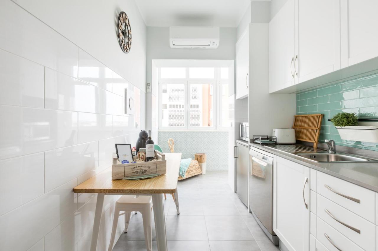 Stroll To Coffee Shops Near A Renovated Hillside Apartment In Graca Lissabon Buitenkant foto
