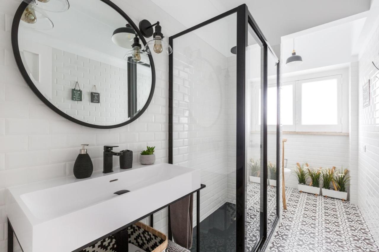 Stroll To Coffee Shops Near A Renovated Hillside Apartment In Graca Lissabon Buitenkant foto
